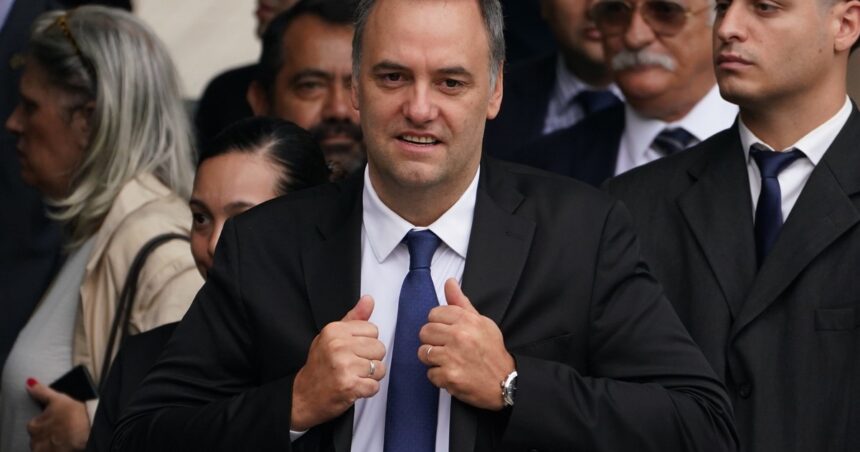 “adorni-es-un-piojo-resucitado”:-el-biografo-de-milei-volvio-a-la-carga-y-pidio-que-el-jefe-de-gabinete-deje-el-cargo