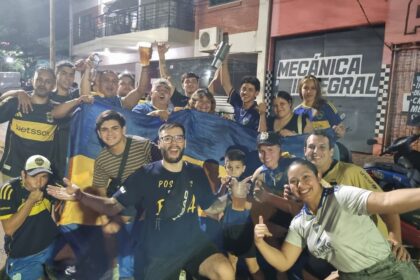 cantos,-banderas-y-las-clasicas-cargadas-al-rival:-asi-festejaron-en-posadas-los-hinchas-de-boca-el-triunfo-en-el-superclasico