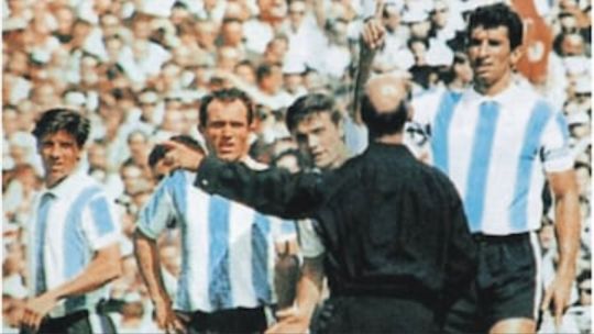 la-expulsion-de-rattin-en-1966:-el-origen-historico-de-las-tarjetas-en-el-futbol