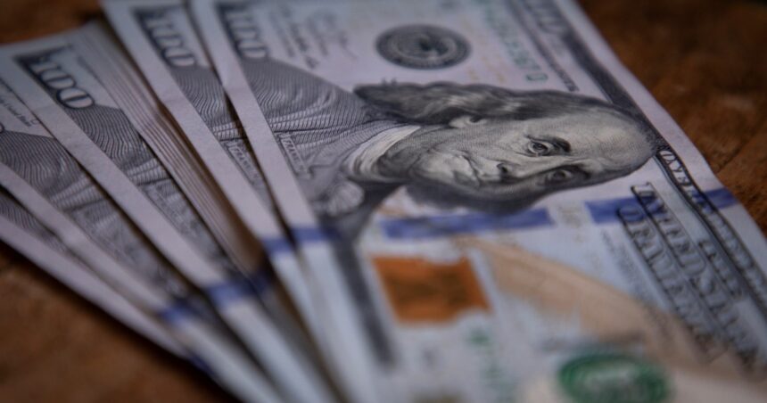 dolar-hoy-y-dolar-blue,-en-vivo:-a-cuanto-cotiza-el-oficial-y-cual-es-el-precio-del-paralelo-este-lunes-20-de-abril,-minuto-a-minuto