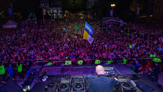 el-padre-guilherme,-el-‘dj-priest’,-mezcla-religion-y-rave-en-homenaje-en-buenos-aires-al-papa-francisco