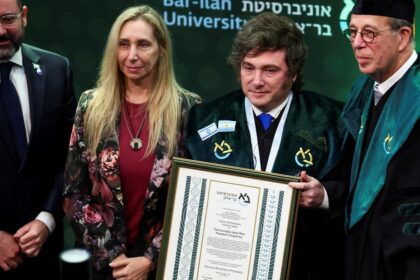 javier-milei-y-sus-medidas,-en-vivo:-el-presidente-recibio-un-doctorado-honoris-causa-en-israel-y-volvio-a-apuntar-contra-iran-al-asegurar-que-“con-determinadas-culturas-no-vamos-a-poder-convivir”