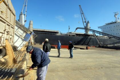 perdidas-millonarias:-la-mayoria-de-los-cortes-de-los-transportistas-se-levantaron-en-buenos-aires,-pero-el-puerto-de-quequen-sigue-bloqueado