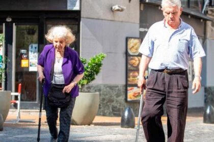 jubilados:-el-haber-minimo-con-bono-perdio-5%-contra-la-inflacion-en-el-ultimo-ano,-segun-la-uca
