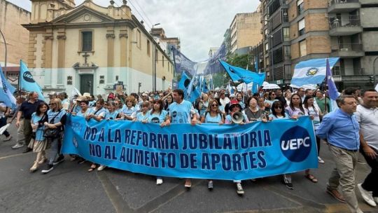 conflicto-docente:-tension-y-disturbios-en-la-uepc-durante-la-votacion