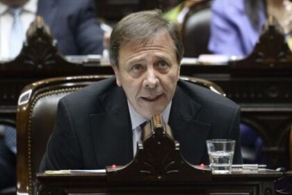 oscar-zago:-“adorni-tiene-el-boleto-picado-por-la-sociedad”