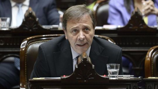 oscar-zago:-“adorni-tiene-el-boleto-picado-por-la-sociedad”