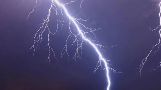 milagro-en-chaco:-una-joven-sobrevivio-al-impacto-de-un-rayo-mientras-cocinaba-en-plena-tormenta