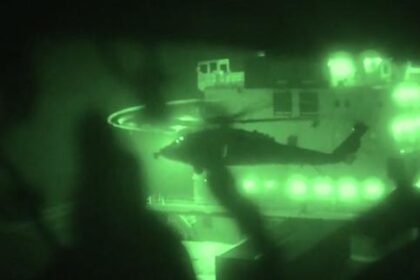 video-les-images-de-larmee-americain,-qui-a-pris-le-controle-du-cargo-iranien-touska-dans-le-detroit-dormuz