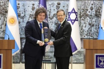 milei-recibio-la-medalla-presidencial-de-honor:-que-hara-en-su-ultimo-dia-en-israel