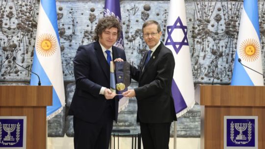 milei-recibio-la-medalla-presidencial-de-honor:-que-hara-en-su-ultimo-dia-en-israel