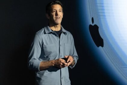 de-nadador-universitario-a-ceo-de-apple:-conoce-a-john-ternus,-el-sucesor-de-tim-cook-que-llega-para-revolucionar-la-ia-en-la-manzanita