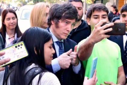 jovenes,-empleo-precario-y-elecciones:-por-que-el-voto-sub-35-que-llevo-a-milei-al-poder-ya-no-es-lo-que-era