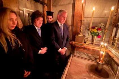 javier-milei-rindio-homenaje-al-papa-francisco-en-el-santo-sepulcro