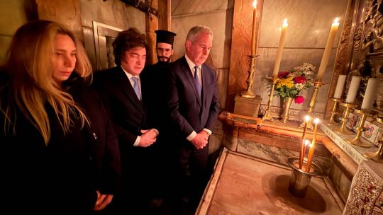 javier-milei-rindio-homenaje-al-papa-francisco-en-el-santo-sepulcro