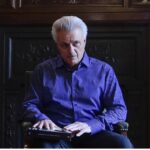 john-irving:-“no-tengo-planes-de-jubilarme,-preferiria-morir-con-la-cabeza-sobre-mi-escritorio”
