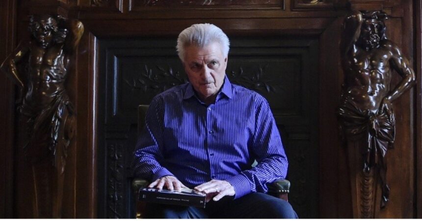 john-irving:-“no-tengo-planes-de-jubilarme,-preferiria-morir-con-la-cabeza-sobre-mi-escritorio”