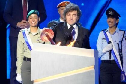 milei-canto-en-israel,-encendio-una-antorcha-y-reafirmo-su-alianza-con-netanyahu