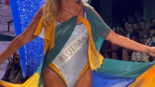 quien-es-“la-garota-de-ipanema”-que-desfilo-en-traje-de-bano-a-los-82-anos