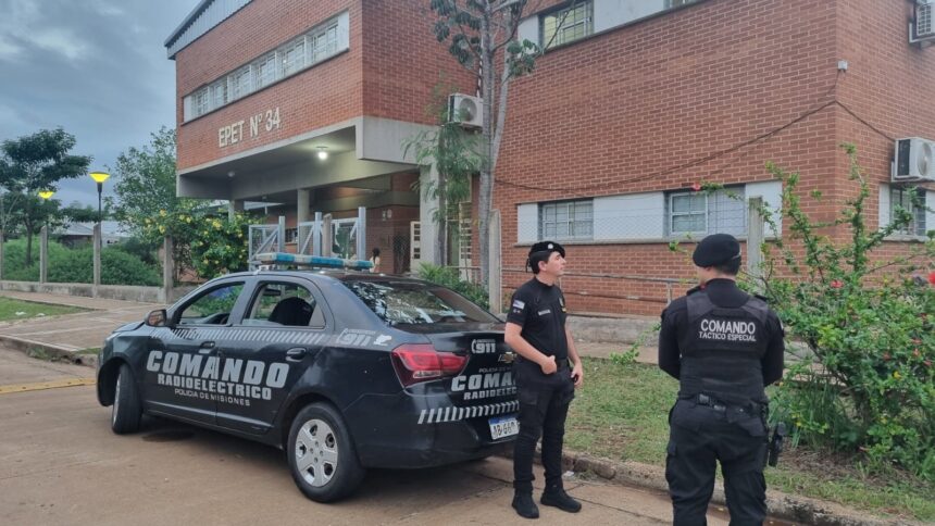 revision-de-mochilas,-controles-en-los-banos-y-presencia-policial:-asi-son-los-protocolos-preventivos-en-escuelas-ante-amenazas-de-tiroteos