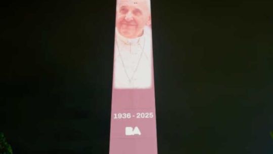 la-ciudad-homenajea-al-papa-francisco,-el-porteno-mas-famoso-del-mundo