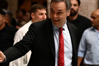 declara-el-hijo-de-una-de-las-jubiladas-que-garantizo-la-hipoteca-privada-a-manuel-adorni