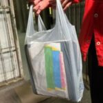 por-amenazas-de-tiroteo,-prohibieron-mochilas-en-una-escuela-de-cordoba-y-los-alumnos-ingresaron-con-bolsas-transparentes