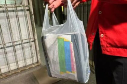 por-amenazas-de-tiroteo,-prohibieron-mochilas-en-una-escuela-de-cordoba-y-los-alumnos-ingresaron-con-bolsas-transparentes