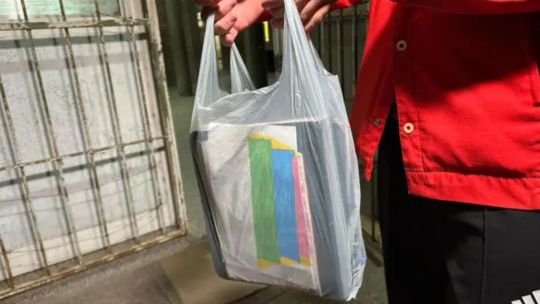por-amenazas-de-tiroteo,-prohibieron-mochilas-en-una-escuela-de-cordoba-y-los-alumnos-ingresaron-con-bolsas-transparentes