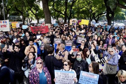 discapacidad:-familias-y-trabajadores-del-sector-protestan-frente-al-ministerio-de-salud-contra-la-reforma-impulsada-por-el-gobierno