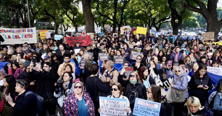 discapacidad:-familias-y-trabajadores-del-sector-protestan-frente-al-ministerio-de-salud-contra-la-reforma-impulsada-por-el-gobierno