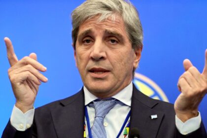 “dos-dias-habiles-menos-y-un-paro-general”,-la-explicacion-de-luis-caputo-sobre-la-caida-de-la-actividad-economica