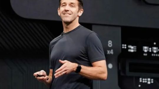 quien-es-john-ternus,-el-ingeniero-que-liderara-apple-y-el-desafio-de-competir-en-inteligencia-artificial