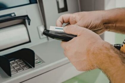 cordoba:-condenan-a-un-banco-por-no-detectar-operatoria-sospechosa-de-extracciones-en-cajeros-automaticos