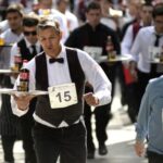 con-bandejas-en-mano-y-premios-millonarios,-asi-sera-la-nueva-edicion-de-la-carrera-de-mozos-y-camareras-en-cordoba