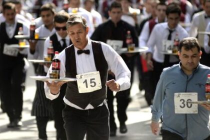 con-bandejas-en-mano-y-premios-millonarios,-asi-sera-la-nueva-edicion-de-la-carrera-de-mozos-y-camareras-en-cordoba