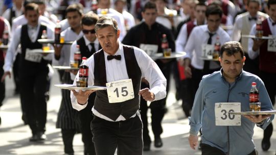con-bandejas-en-mano-y-premios-millonarios,-asi-sera-la-nueva-edicion-de-la-carrera-de-mozos-y-camareras-en-cordoba