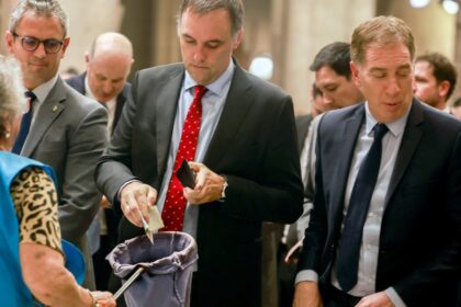 los-gastos-de-adorni:-pago-u$s-8.900-en-efectivo-por-el-hotel-de-aruba-y-el-fiscal-investiga-mas-viajes-a-punta-cana,-cancun-y-rio-de-janeiro