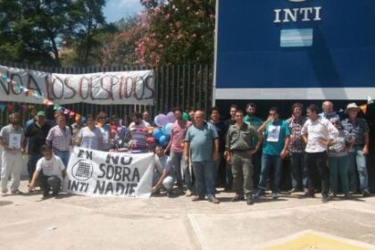 cordoba:-fuerte-protesta-y-movilizacion-en-el-inti-por-1.500-despidos-y-recorte-de-funciones