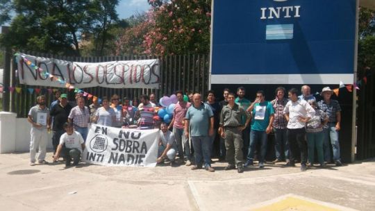 cordoba:-fuerte-protesta-y-movilizacion-en-el-inti-por-1.500-despidos-y-recorte-de-funciones