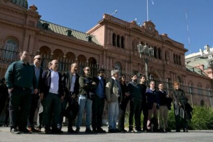 hours-before-thiel-visit,-milei-bans-press-from-casa-rosada-over-‘espionage’-complaint