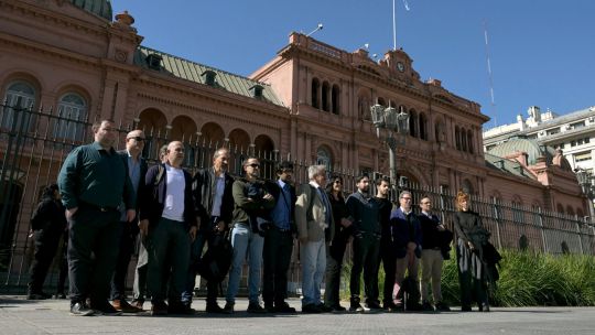hours-before-thiel-visit,-milei-bans-press-from-casa-rosada-over-‘espionage’-complaint