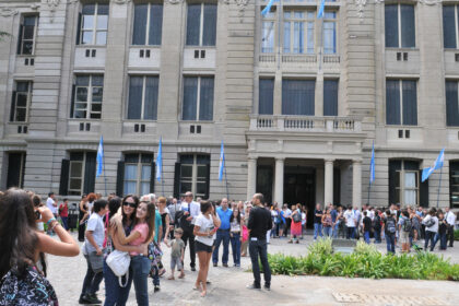 el-gobierno-denuncia-un-acto-del-instituto-patria-en-un-colegio-secundario-y-advierte-al-rector-de-la-universidad-de-la-plata-por-adoctrinamiento-politico