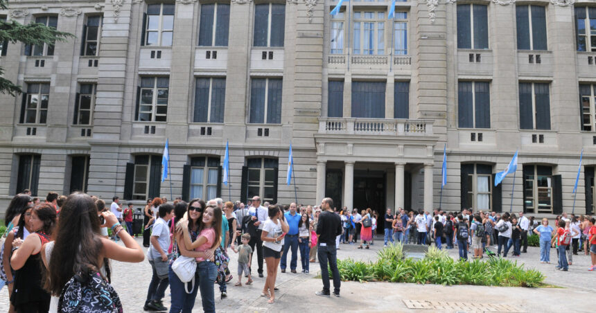 el-gobierno-denuncia-un-acto-del-instituto-patria-en-un-colegio-secundario-y-advierte-al-rector-de-la-universidad-de-la-plata-por-adoctrinamiento-politico