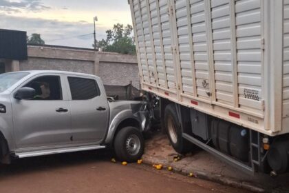 jardin-america-|-un-camion-choco-contra-un-camioneta-estacionada
