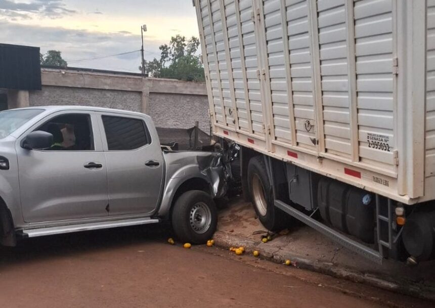 jardin-america-|-un-camion-choco-contra-un-camioneta-estacionada