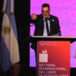 el-secretario-de-cultura-fue-abucheado-en-la-feria-del-libro-y-se-defendio-a-los-gritos-y-con-aplaudidores