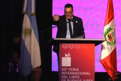 el-secretario-de-cultura-fue-abucheado-en-la-feria-del-libro-y-se-defendio-a-los-gritos-y-con-aplaudidores