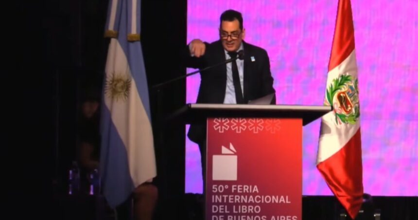 el-secretario-de-cultura-fue-abucheado-en-la-feria-del-libro-y-se-defendio-a-los-gritos-y-con-aplaudidores