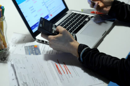 “una-tarea-artesanal”:-que-hacen-bancos-y-fintechs-para-que-sus-clientes-paguen-las-deudas